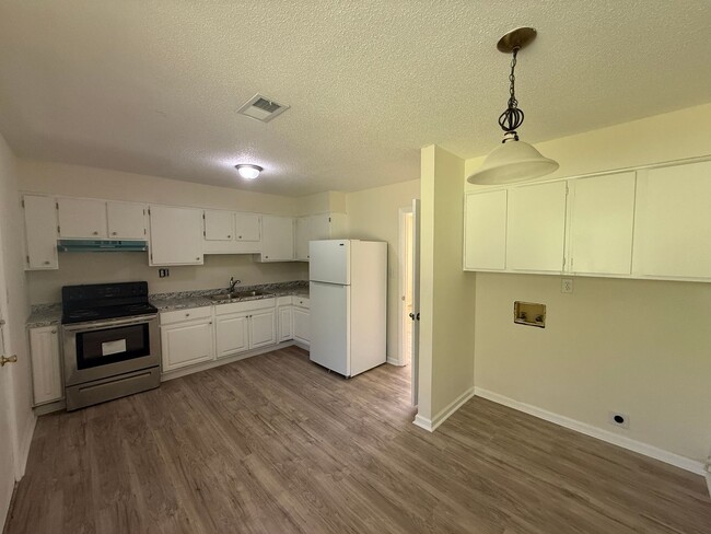 Building Photo - 210 Schley Dr