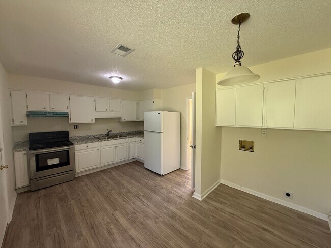 Building Photo - Richland Apartments Building F