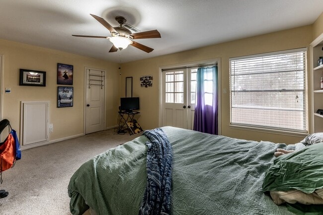 Building Photo - 422 River Oaks Dr