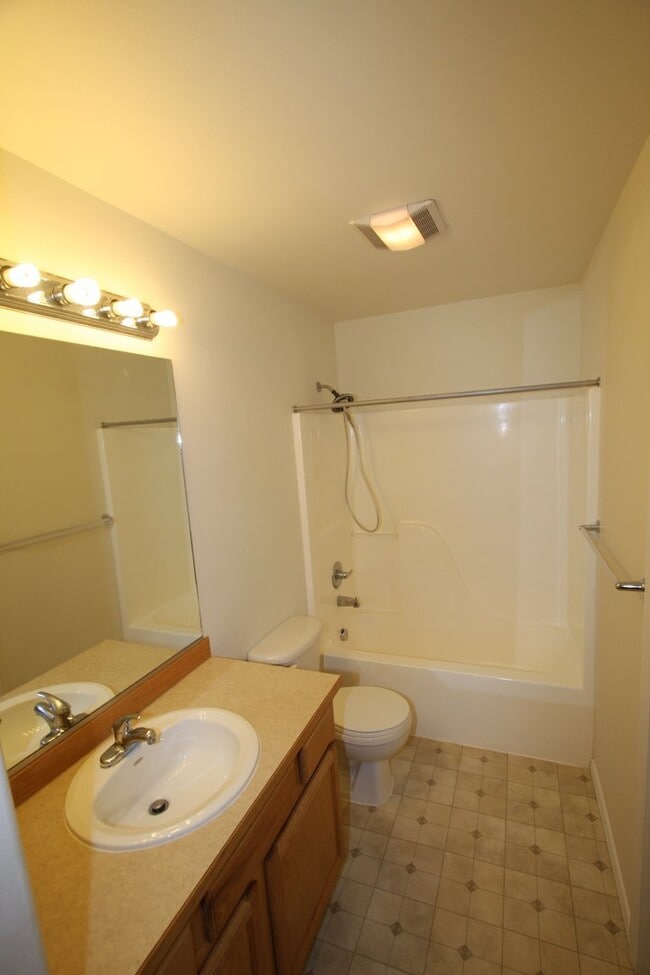 Building Photo - 4 Bedroom Eagle River Condo!