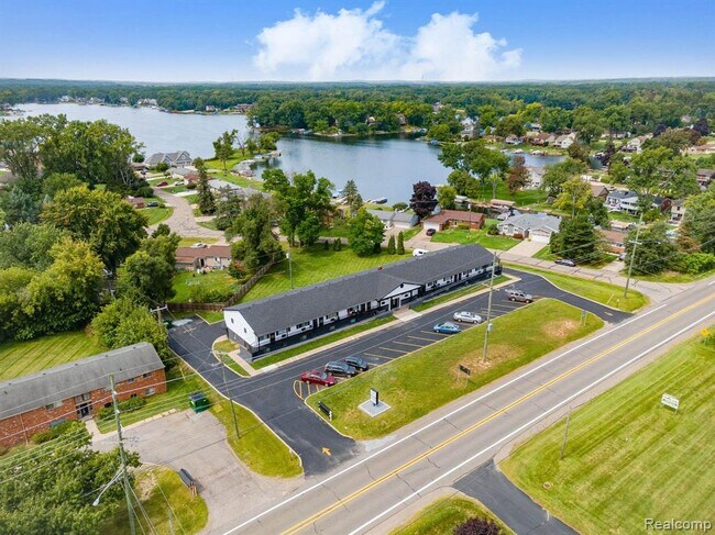 Building Photo - 2475 S Commerce Rd