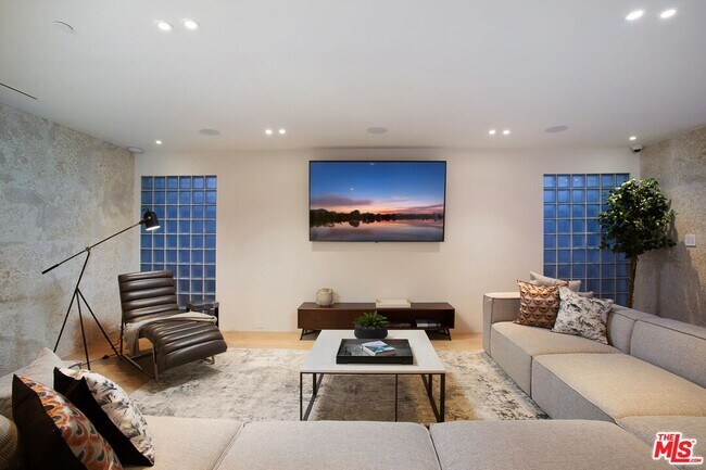 Building Photo - 508 N Sweetzer Ave