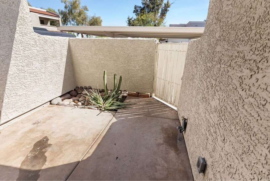 Building Photo - 850 S River Dr