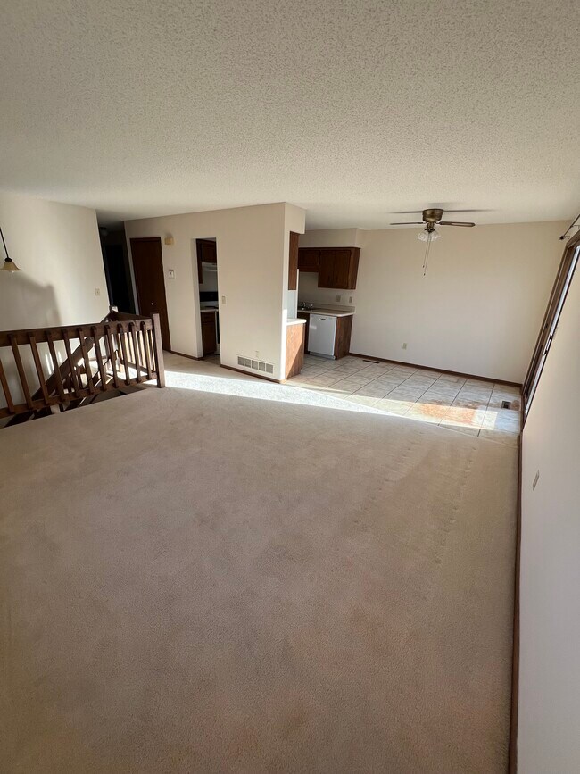 Building Photo - 5 Golden Oak Dr