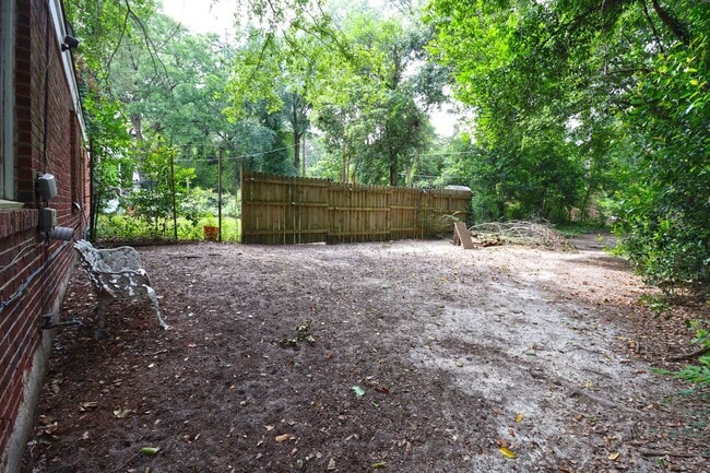 Building Photo - Bright + Spacious 2BR, 1BA in Prime Location