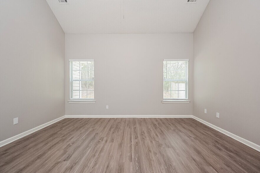 Building Photo - 3057 Dogwood Ave