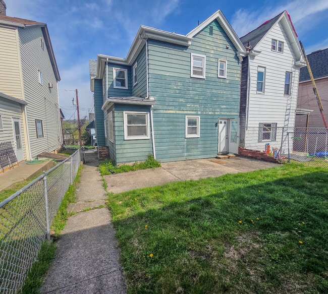 Building Photo - 346 E 12th Ave
