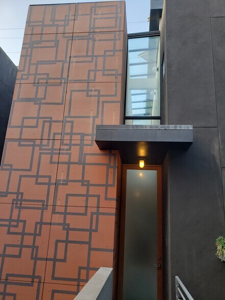 Building Photo - 424 S Venice Blvd