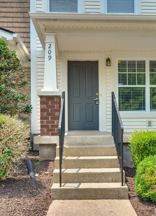 Building Photo - Renovated Townhome in Convenient Nashville...