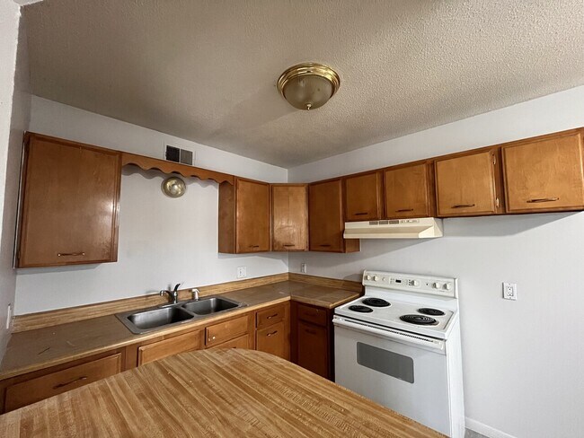 Building Photo - 320 Landing