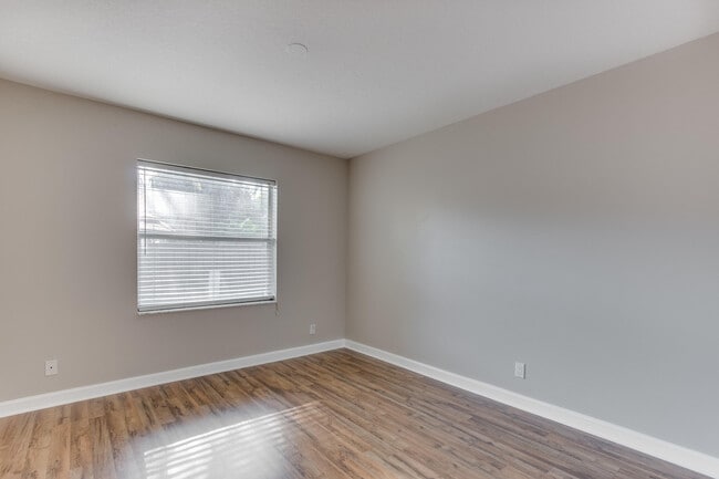 Building Photo - 14185 Greentree Dr