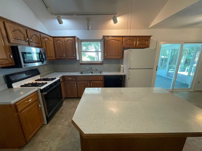 Building Photo - COMING SOON!! Quaint 3 bedroom home! If yo...