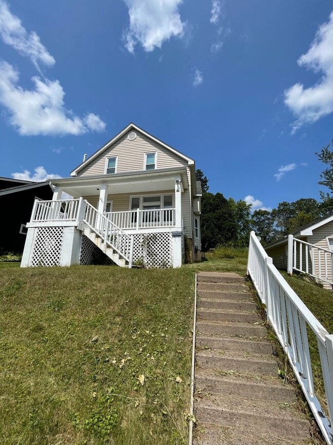 Building Photo - AVAILABLE JULY- 3 Bedroom, 1.5 Bath Home!