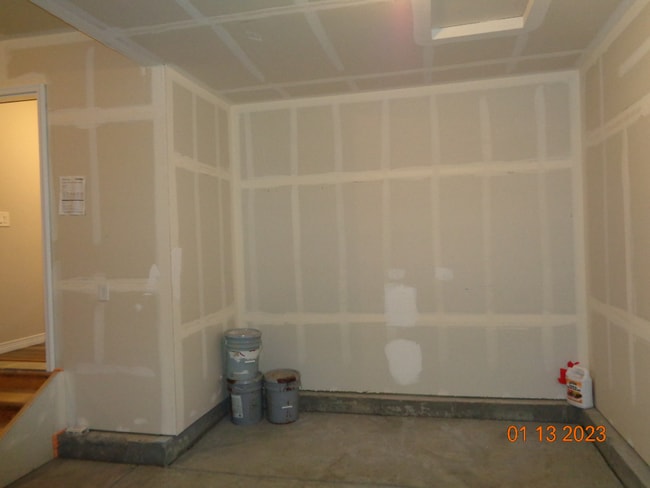 Building Photo - Main level living