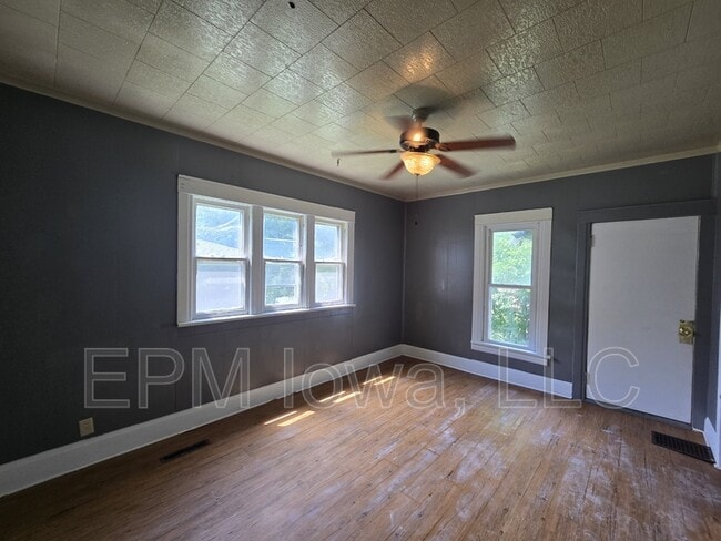 Building Photo - 402 Sunnyside Ave