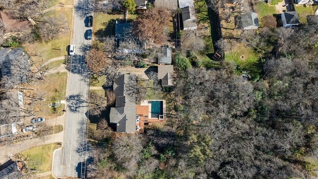 Building Photo - 2100 Daisy Ln