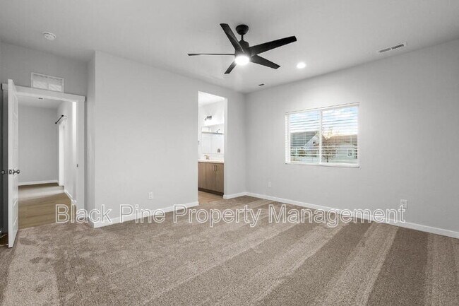 Building Photo - 895 N Aleppo Wy