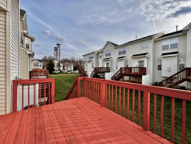 Building Photo - 211 Hawthorne Way