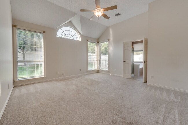 Building Photo - Beautiful 3-2 on unbelievable corner lot w...