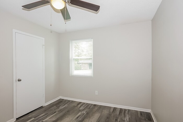 Building Photo - 217 Pineview Dr