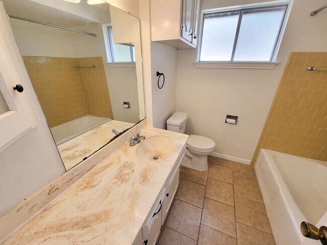 Building Photo - NICE 3 BEDROOM 2 BATH LEASE HOME IN SPRING...