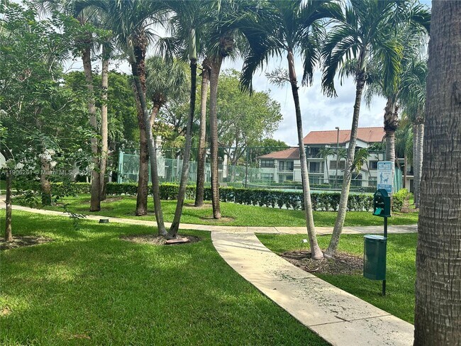 Building Photo - 650 S Park Rd