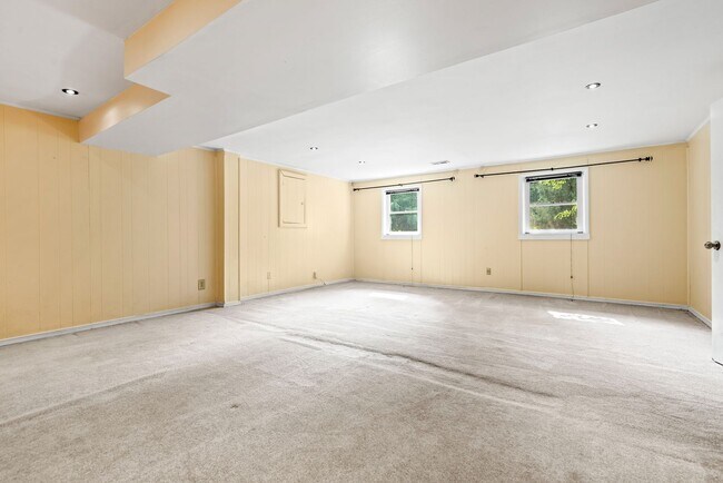 Building Photo - 7833 Foxwood Dr