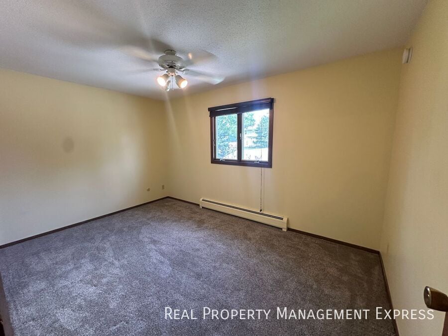 Building Photo - Spacious 2 Bedroom Apartment