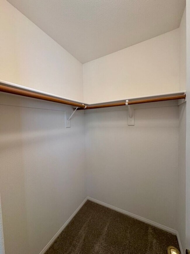 Building Photo - Beautiful 3 Bedroom two story South Temecu...