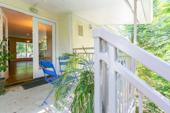 Building Photo - Stunning Carrboro Condo available early June!