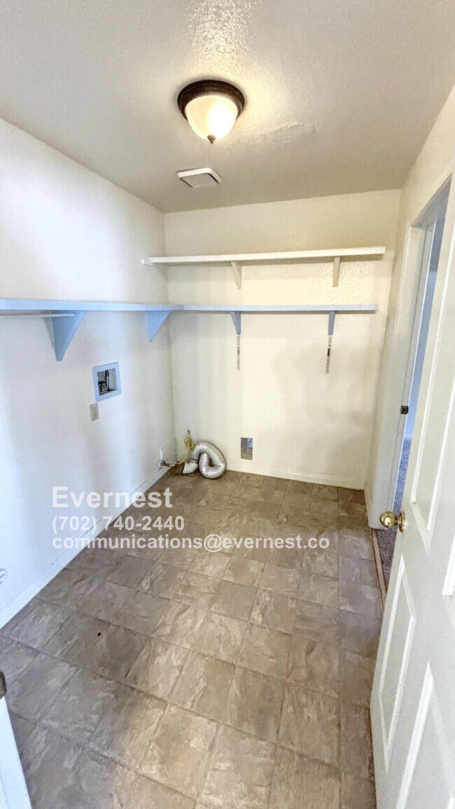 Building Photo - Spacious 4-Bedroom Home in a Great Locatio...