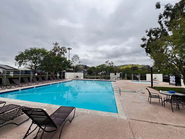 Building Photo - Spacious 3 bedroom 2 bath with attached ga...