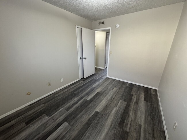 Building Photo - "Charming 2-Bed Oasis in Springfield – Cozy 777 sq ft Retreat!"