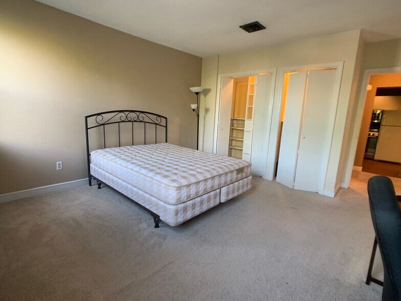 Building Photo - 110 Riverway