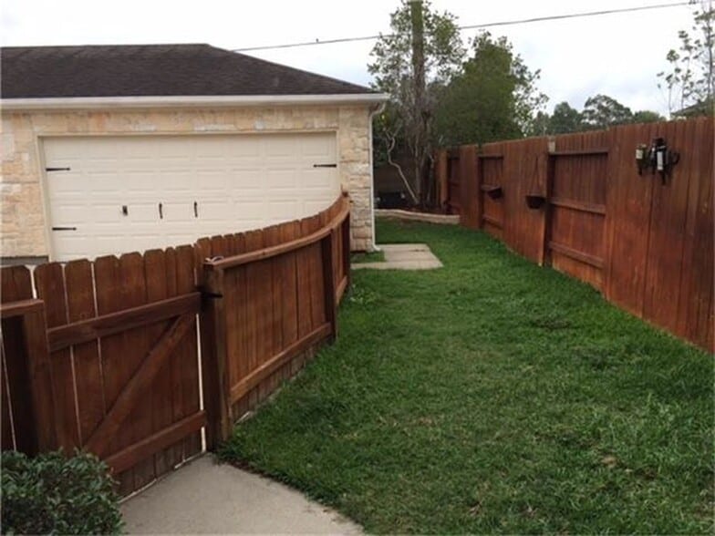 Private Backyard with New Fences - 2810 Legends Crest Drive