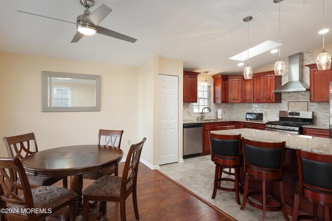 Building Photo - 16 Pinetree Ln