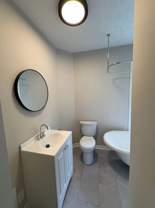 Building Photo - Three bedroom 1 1/2 bathroom home for rent
