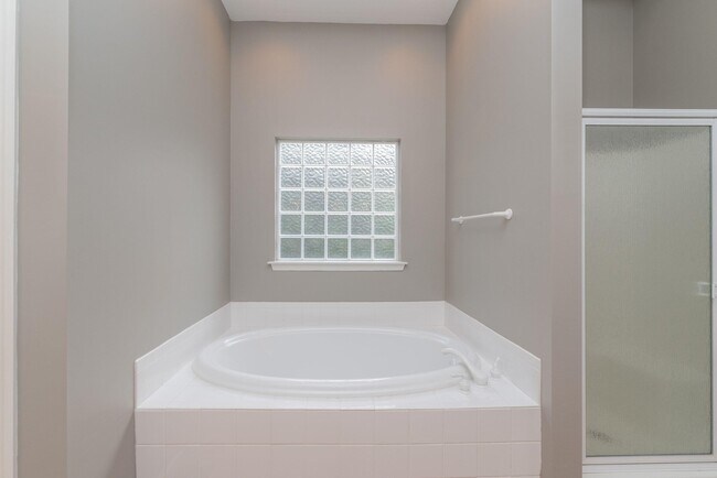 Building Photo - 3169 Glenview Dr