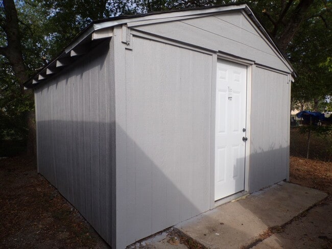 Building Photo - Fresh Installed Floors !!! Upgraded Bathro...