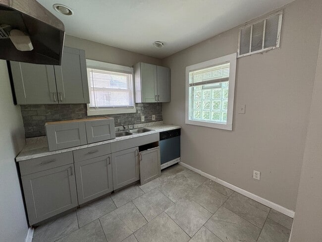 Building Photo - 15387 Lesure St