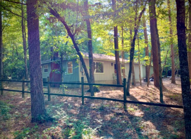 Building Photo - 628 Marion Dr N