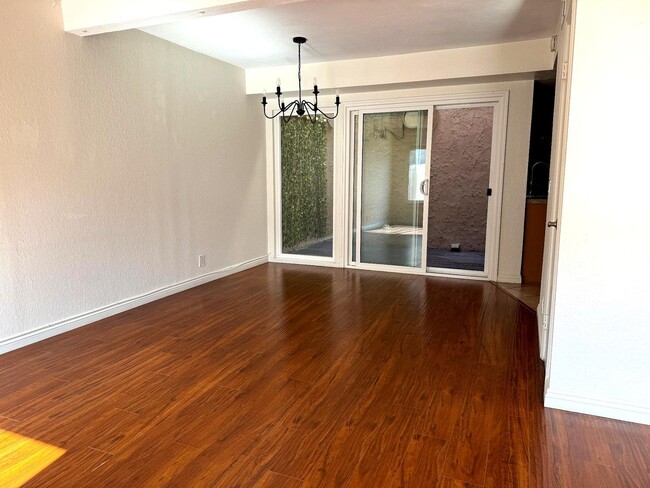 Building Photo - Beautiful 3 Bedroom 2.5 Bath