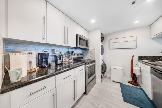 Building Photo - 7601 E Treasure Dr