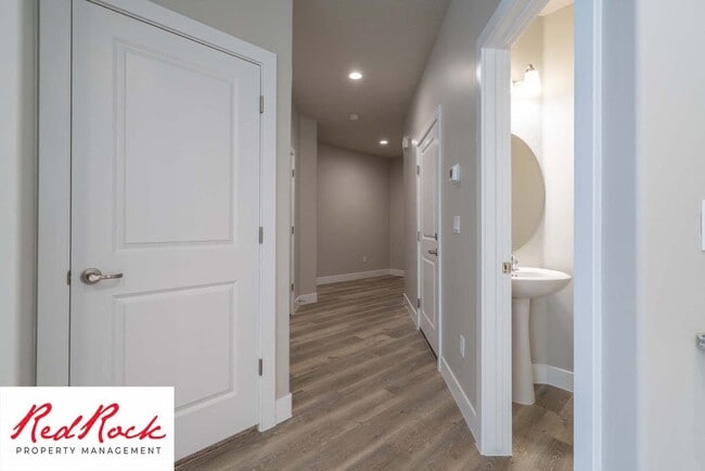 Building Photo - Modern 4-Bed Townhome in Hurricane Heights