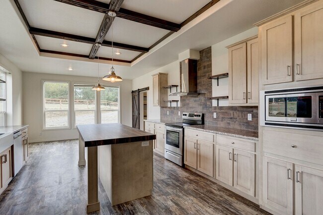 Building Photo - 3 Bed 2 Bath Pet Friendly Home