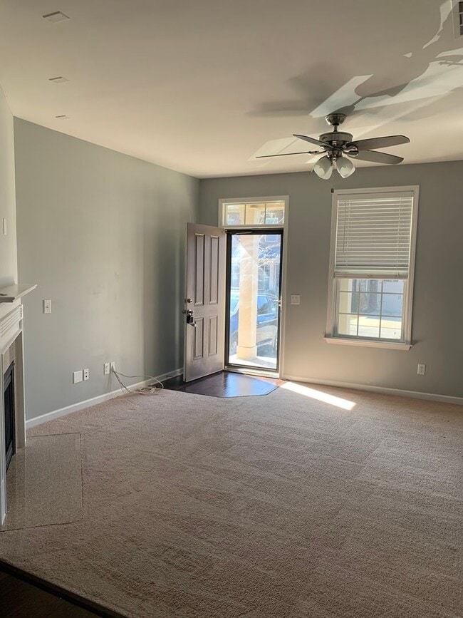 Building Photo - Traemoor Village Townhome