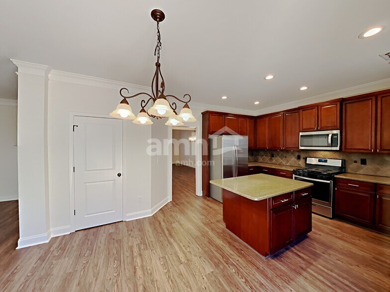 Building Photo - 446 Crestmont Ln