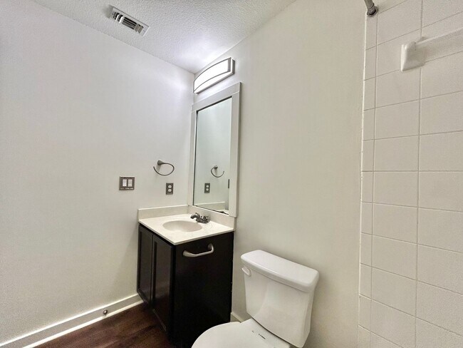 Building Photo - Gorgeous 3 Bed 2.5 Bath Single Family Home