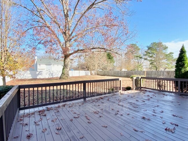 Building Photo - 717 Dissdale Ln