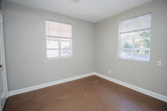 Building Photo - 2 Bedroom, 1 Bath in West Columbia - Avail...